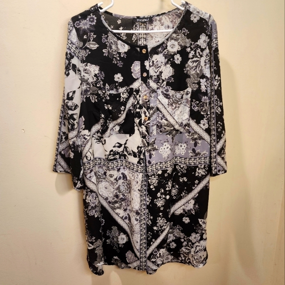 Roz & Ali Plus size Black And White Short Sleeves Tunic 1X